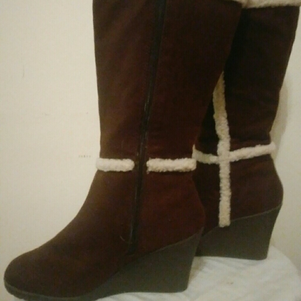 Brown boots with white fur trim